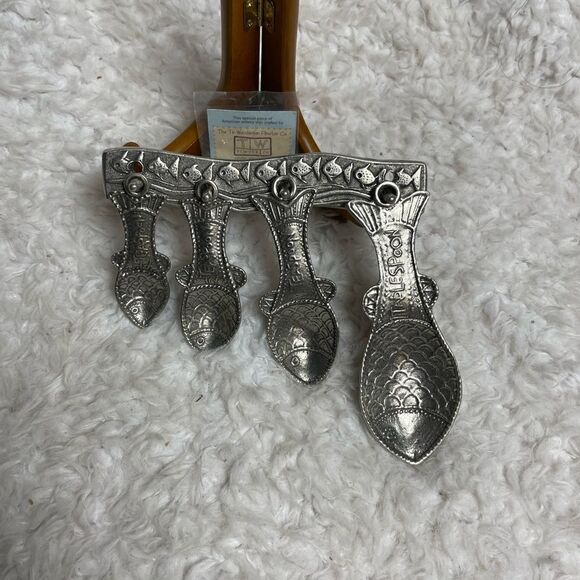 Vintage Tin Woodsman TWpewter set of four Fish measuring spoons with wall hanger - Picture 3 of 14